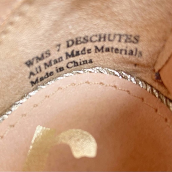 Report Deschutes gold metallic buckle front block heel party sandal Sz 7 NWOT - Picture 10 of 10